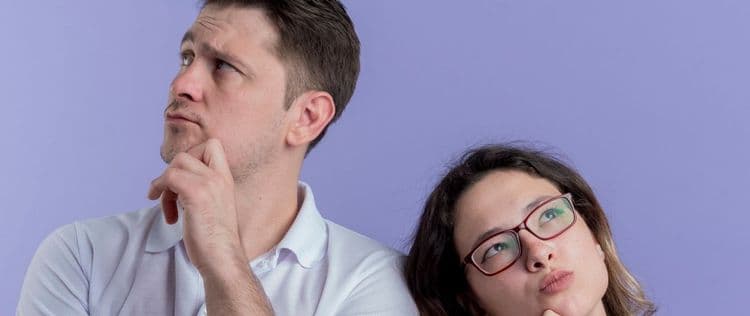 Pareja con gesto de duda y desacuerdo